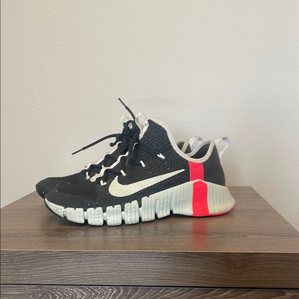 Stylish Black and Cream Men’s Nike Sneakers with Red Accent